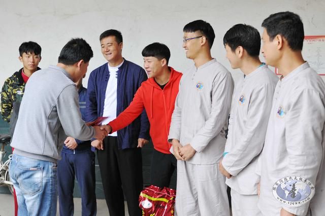 陈家沟陈氏太极拳协会成立基金会 义拍慰问帮扶陈家沟贫困家庭(配图)