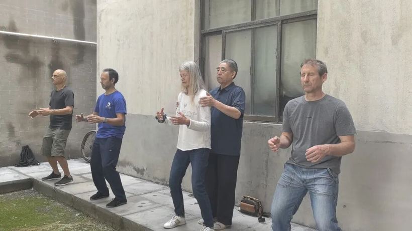 配图