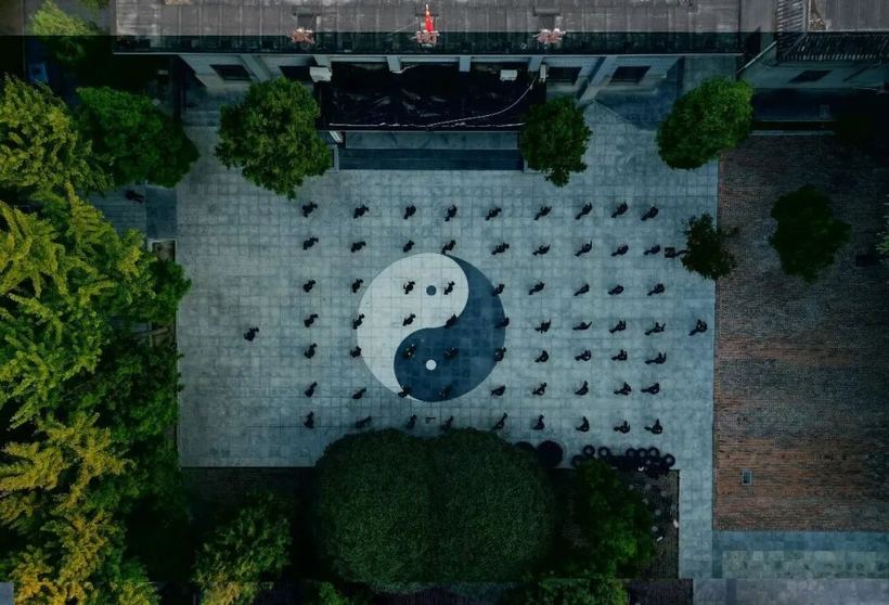 配图
