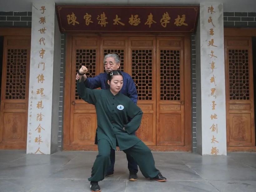 陳家濞太揺奉學校
子孫世代守门傳瓼穢陰金球人
陳氏王延久享臧