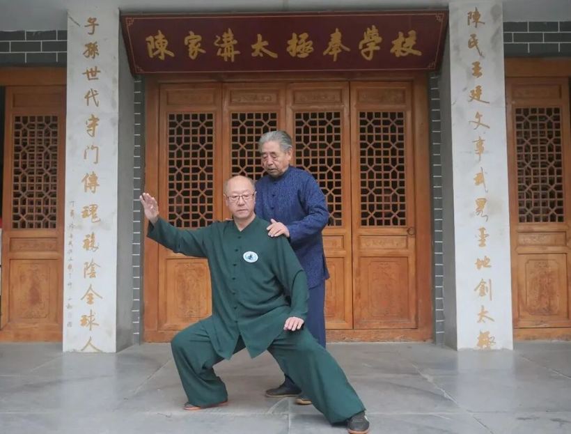 陳家濞太揺奉學校
子孫世代守门傳瓼穢陰金球人
陳氏王延久享臧
