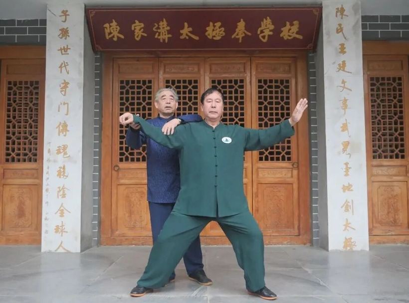 陳家濞太揺奉學校
子孫世代守门傳瓼穢陰金球人
陳氏王延久享臧