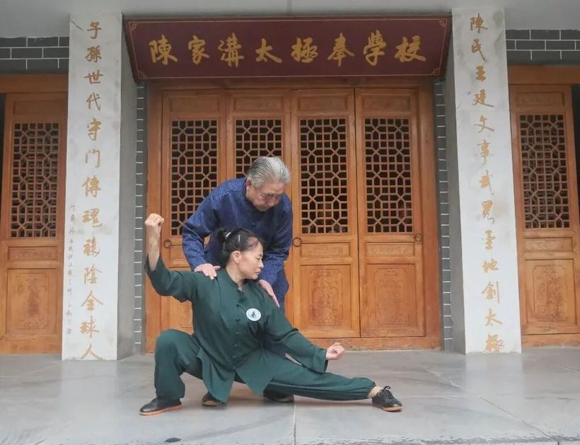 陈小星大师在校门前为学员逐人纠架