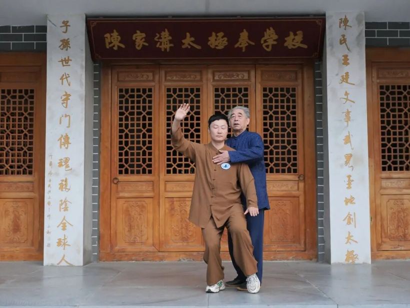 配图