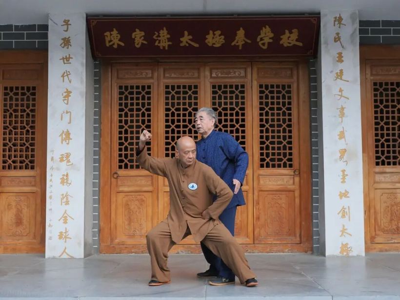 配图