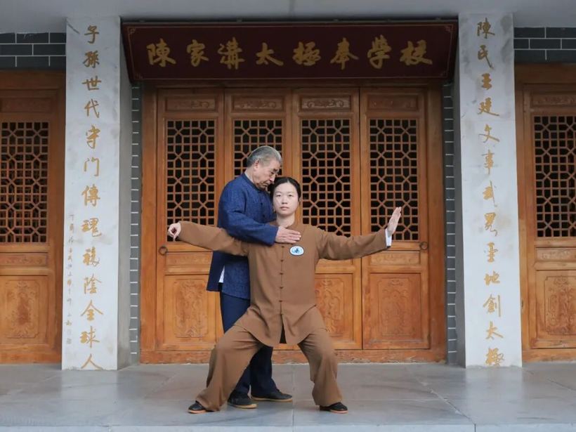 配图