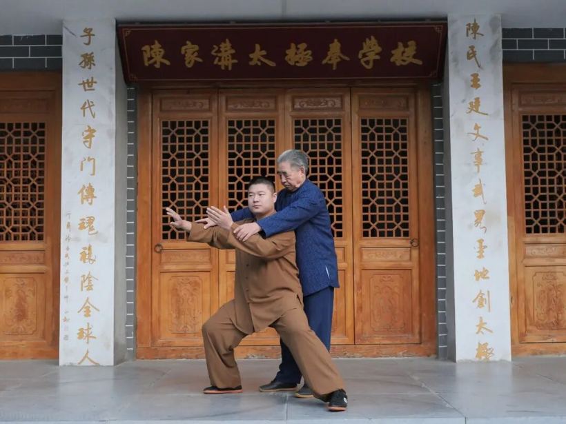 配图