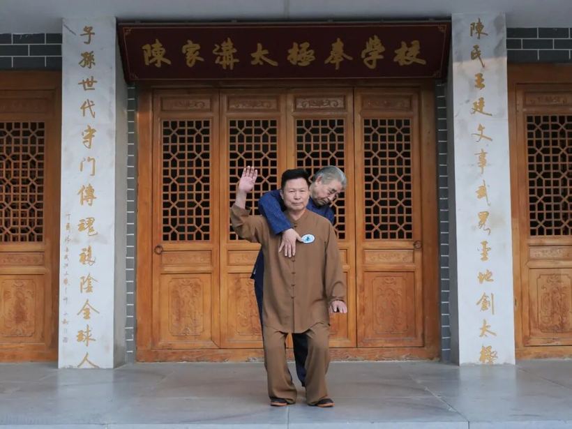 配图