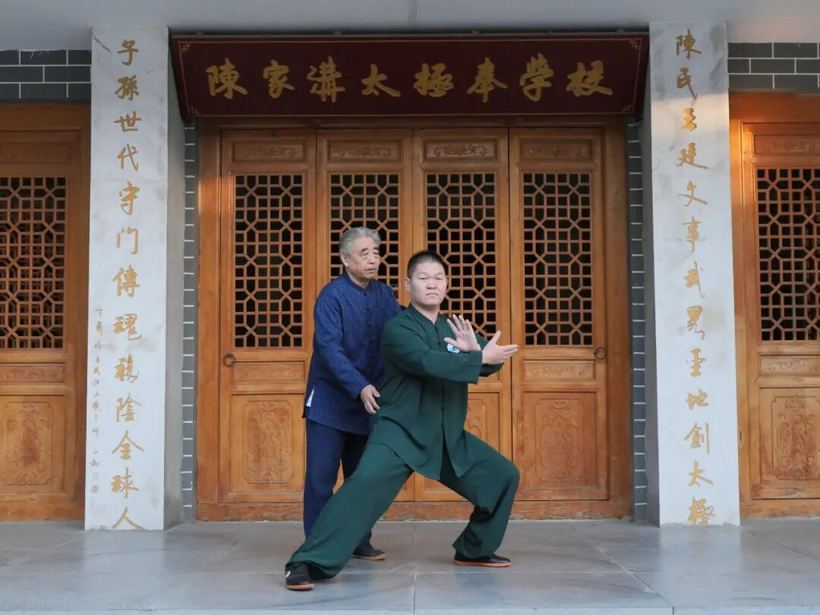 配图