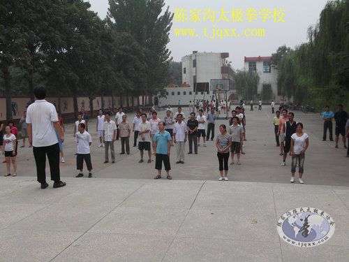陈小星大师再次义务为数百位教师授拳(配图)