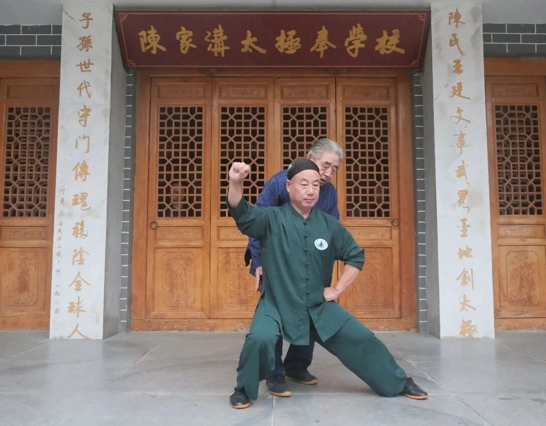 陈小星大师在陈家沟太极拳学校门前示范拳架