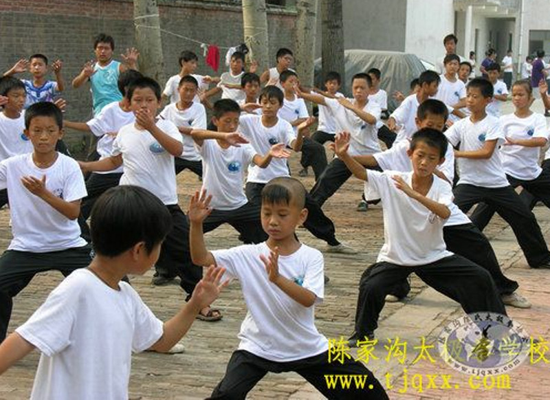 小学班学员在上课